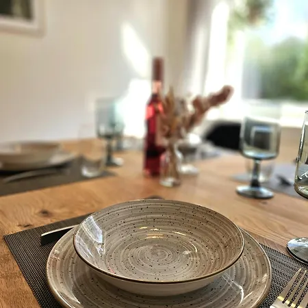 Wieapart - Ruhig Im Gruenen, Parkplatz, Zw. Dus/cgn *