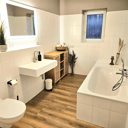 Wieapart - Ruhig Im Gruenen, Parkplatz, Zw. Dus/cgn